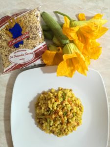 fregula con zucchine e fiori di zucca