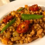 Fregula integrale con ragu di polletto marinato in salsa teriyaki