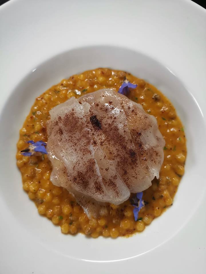 fregula con chorizo, gamberi e rana pescatrice