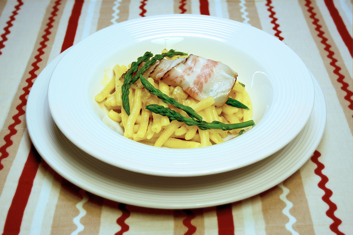 Maccarronis de Busa alla Carbonara con asparagi di stagione