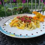 Is Malloreddus con fiori di zucca e bresaola